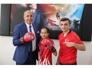 Müdür Güldal “Altın çocuğa” altın hediye etti
