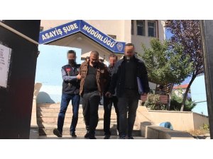 Gasp ettikleri malzemeleri paylaşamayınca bir birlerini vurdular