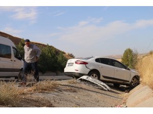 Tekeri patlayan otomobil şarampole yuvarlandı: 5 yaralı