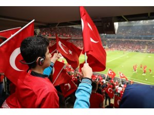 Görme engelli çocuklar milli maç heyecanını canlı sesli betimlemeyle yaşadı