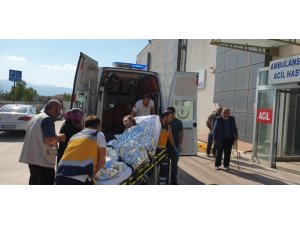 Genç kız yanan evini söndürmek isterken yanarak ağır yaralandı