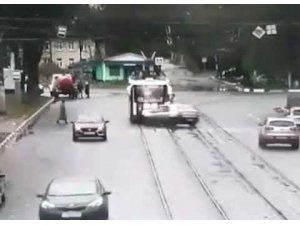 Telefonda konuştuğu kişiye kızınca aracıyla yayaları ezdi