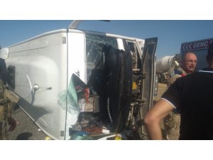Bingöl’de yolcu taşıyan midibüs devrildi: 29 yaralı