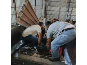 Bacağı çöp öğütücü makineye sıkıştı, ekipler seferber oldu