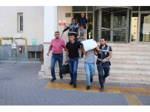 Hırsızlıktan aranması bulunan 3 kişi metruk binada saklanırken yakalandı