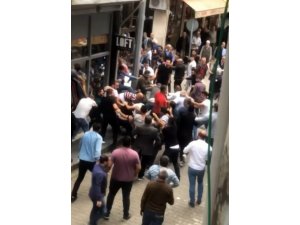 Trafikte ‘yol verme’ kavgası: Yumruklar havada uçuştu