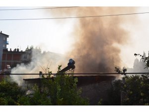 Nazilli’deki çatı yangını korkuttu