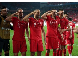 UEFA, millilerin asker selamını incelemeye aldı