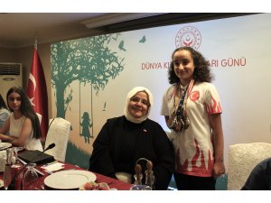 Bakan Selçuk kız çocuklarıyla buluştu