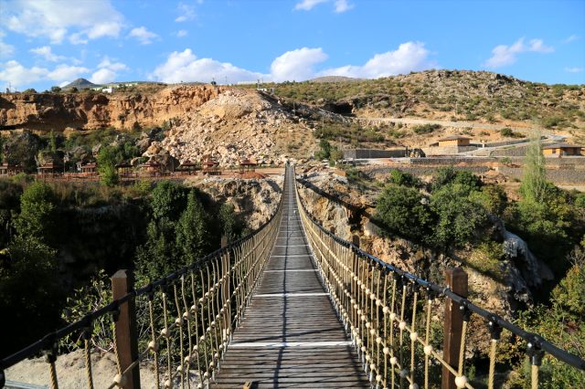 Yerköprü Şelalesi'nde asma köprü çalışmaları