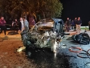 Hurdaya dönen otomobildeki sıkışanları itfaiye çıkarttı