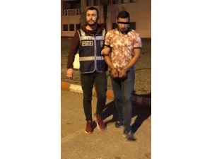 Aranan genç suç aletiyle yakalandı