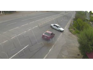 Trafik kazası şehir polis kamerasına yansıdı