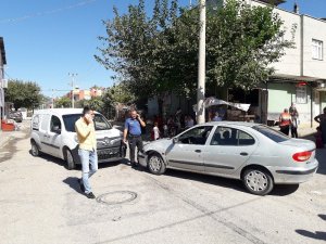 Otomobil ile kamyonet çarpıştı: 1 yaralı