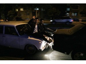 Yakıtı biten otomobili ayakla ittirerek götüren sürücülere 225’er lira ceza