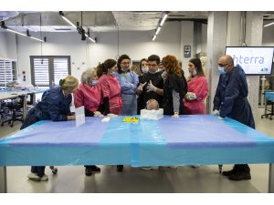 Hekimler, tıbbi kozmetik uygulamasını önce kadavrada tecrübe ediyor