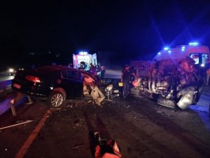 Ters yöne giren kamyonetin nedenden olduğu kazada yaralıların tedavisi sürüyor