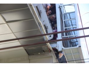 Üst geçitten atlamak isteyen kadını gördüler, telefonlara sarıldılar