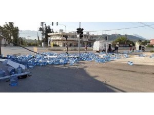 Damacana yüklü kamyon devrildi