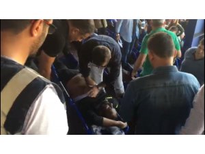 Kalp krizi geçiren taraftarı, tribünde bulunan doktor hayata döndürdü