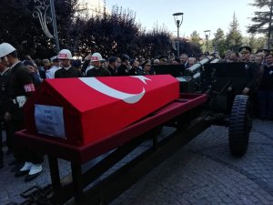Yıldırım düşmesi sonucu şehit olan asker toprağa verildi