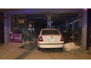 Trafik kazasına karışan aracın mağazaya girme anları kamerada