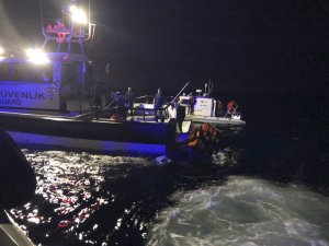 Balıkesir'de düzensiz göçmenleri taşıyan tekne battı