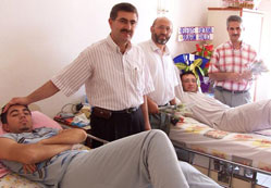 Hastalara karanfil hediye ettiler