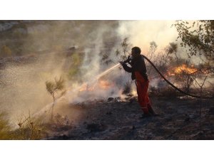 Silifke’de otluk alanda çıkan yangın evleri teğet geçti