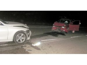 Kavşakta 2 otomobil kafa kafaya çarpıştı: 2 yaralı