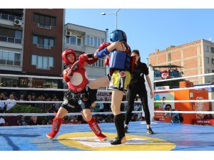 Akhisar’da ilk kez açık havada Muaythai gösterisi yapıldı