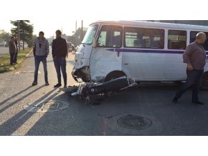 Servis minibüsü ile motosiklet çarpıştı 1 ağır yaralı