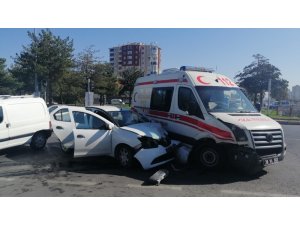 Kayseri’de hasta taşıyan ambulansa otomobil çarptı: 6 yaralı