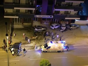 Kontrolden çıkan otomobil ortalığı savaş alanına çevirdi