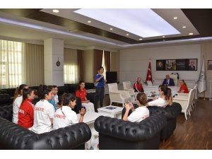 Başkan Acar, İşitme Engelliler Kadın Karate Milli Takımını ağırladı