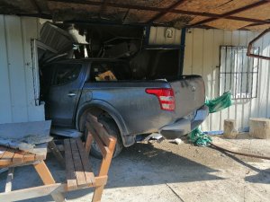 Yoldan 100 metre uzaklıktaki eve kamyonetiyle girdi