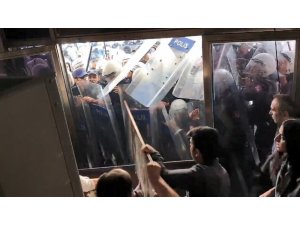 HDP önünde açıklama yapmak isteyen grup polise saldırdı