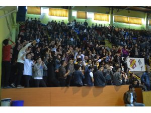 Maç izlemeye geldikleri spor salonunda tezahürat yerine "Şehitler ölmez, vatan bölünmez" sloganı attılar