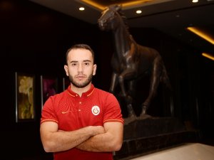 Olcan Adın futbolu bıraktı