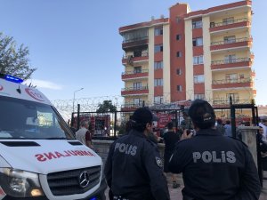 Apartmanda çıkan yangında 7 kişi dumandan etkilendi