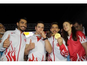 Dünya Şampiyonu Cimnastikçi İbrahim Çolak, İzmir’de coşkuyla karşılandı