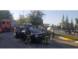 Denizli’de iki araç kafa kafaya çarpıştı: 2 yaralı