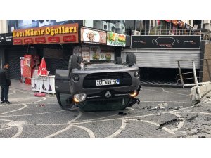 Beylikdüzü’nde iki aracın karıştığı kaza anı kamerada