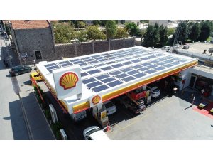 Akaryakıt istasyonun elektriği güneşten sağlanıyor
