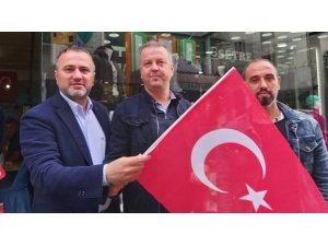Ak Partili Başkan kapı kapı bayrak dağıttı