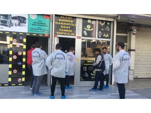 Sultangazi’de kuyumcuyu darp edip altınları alarak kaçtılar