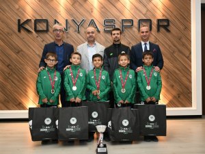 Şampiyon cimnastikçiler kulüpte ağırlandı