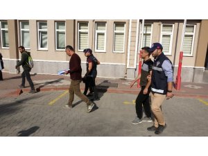 Çanakkale’de mülteci kaçaklığına organizatörlük yaptıkları iddia edilen 2 kişi adliyeye sevk edildi