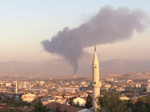 Elazığ’daki fabrika yangınını söndürme çalışmaları sürüyor