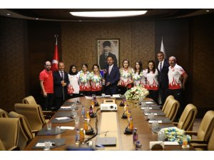 Bakan Kasapoğlu, Avrupa Şampiyonu Golbol milli takımını ve Milli boksörleri ağırladı